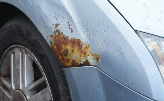 Skuteczne sposoby na ochronę powierzchni przed rdzawymi wykwitami