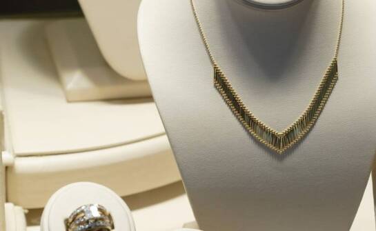 Ekspozytory na naszyjniki – jak zwiększyć ich funkcjonalność w sklepie?