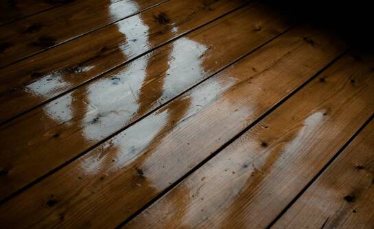 Jak często należy odnawiać powłokę lakierniczą na drewnianych podłogach?