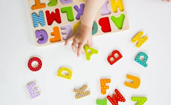 Układanki edukacyjne – jak wybrać idealne dla przedszkolaka?