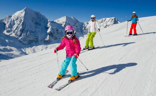 Zalety uczestnictwa w międzynarodowych obozach narciarskich dla młodzieży