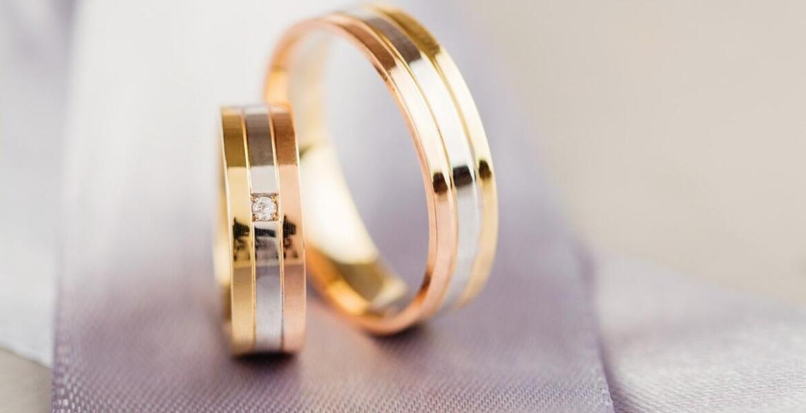 Obrączki dla par z nietypowych materiałów – co warto wiedzieć?
