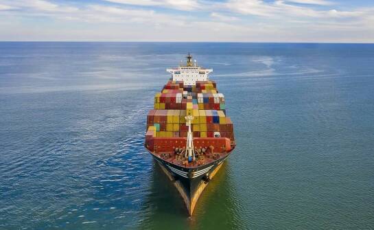 Zastosowanie folii stretch w transporcie morskim: co warto wiedzieć?