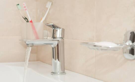 Jak działa napełnianie wanny przez przelew?