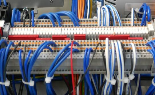 Jak opaski zaciskowe mogą poprawić organizację przestrzeni magazynowej?