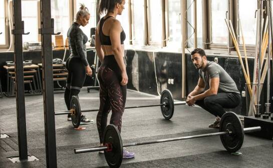 Jak gryf krótki może poprawić technikę w podnoszeniu ciężarów?