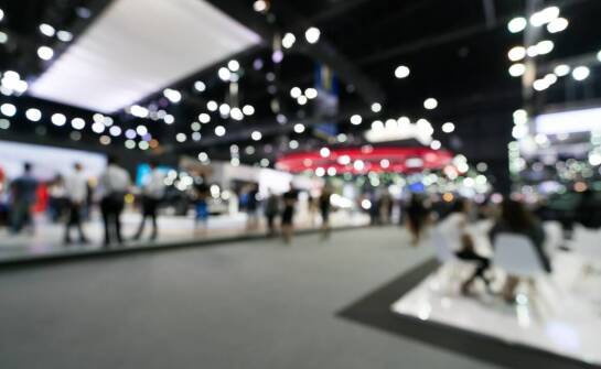 Jakie elementy są kluczowe w organizacji eventów marketingowych z wynajmem sprzętu?