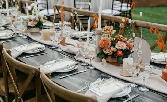 Jakie trendy w modzie ślubnej mogą inspirować stylizacje na randkę?