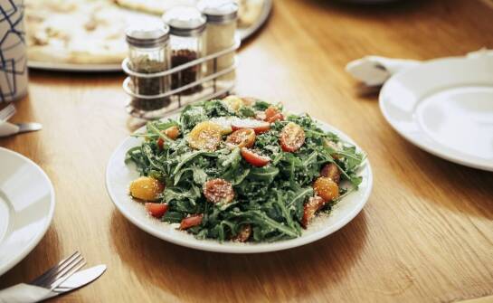 Sałatki w ofercie Mario Winogrady – idealne uzupełnienie pizzy