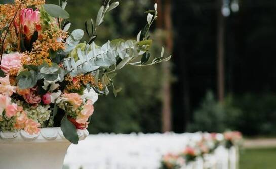 Jakie są korzyści z wynajmu krzeseł i stołów na wydarzenia rodzinne?