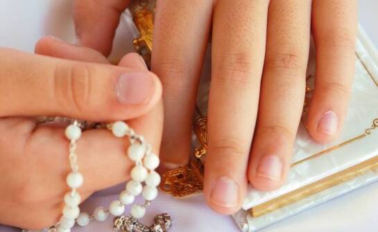 Dlaczego srebrny krzyżyk z grawerem to dobry pomysł na pamiątkę komunijną?