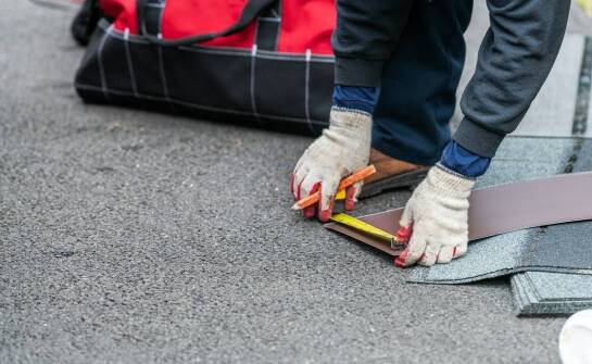 Poradnik: jak prawidłowo zamontować blachodachówki gontopodobne