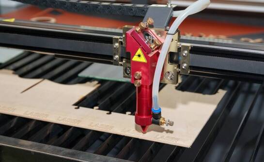 Jakie są najważniejsze cechy zacisku kabłąkowego?