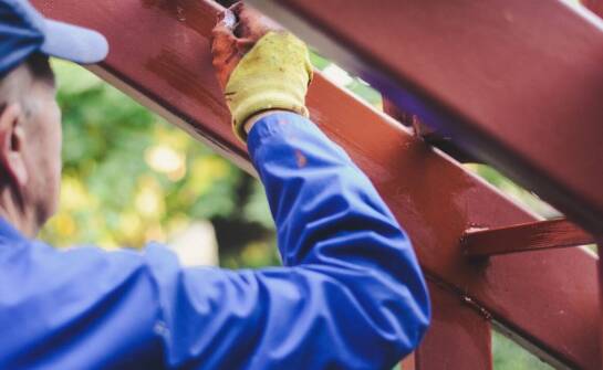 Czym różni się malowanie konstrukcji stalowych od innych materiałów?