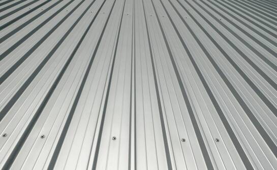 Kraty prasowane vs serrated – porównanie zastosowań