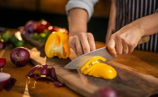 Praktyczne zastosowania noży w domowej kuchni