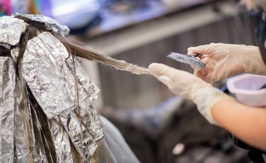 Jak zrobić refleksy na włosach w domu: Praktyczny przewodnik krok po kroku