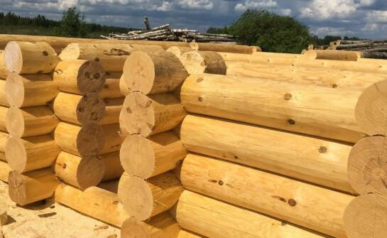 Wpływ ręcznie ciosanych bali na estetykę domków z bali bez formalności