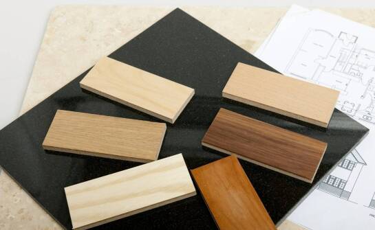 Jakie czynniki wpływają na wybór materiałów wykończeniowych w projektach wnętrz?