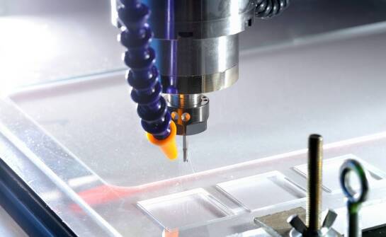 Jak precyzyjne cięcie laserowe zwiększa jakość produktów z plexi UV