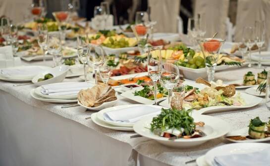 Jakie mięsa na wesele warto uwzględnić w ofercie dla par młodych preferujących nowoczesne smaki?