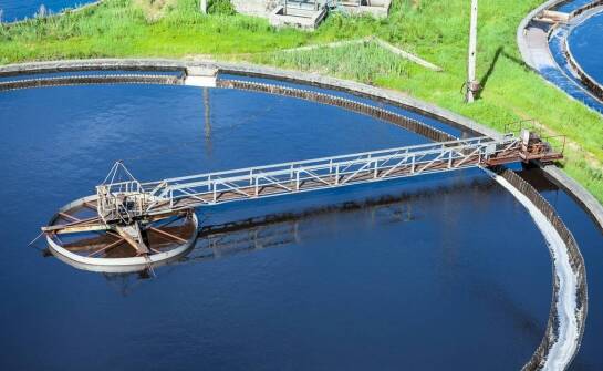 Jakie są różnice między tradycyjnym a ekologicznym systemem oczyszczania ścieków?