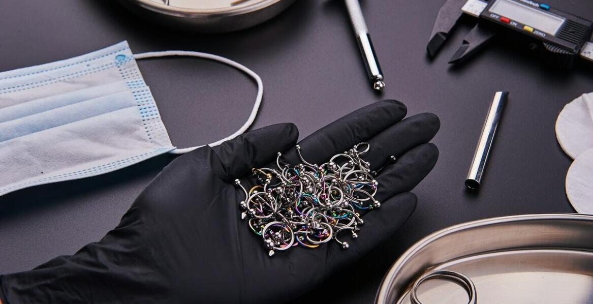 Jakie kolczyki ze stali chirurgicznej najlepiej sprawdzą się na lato?