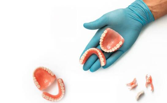 Jakie są różnice między tradycyjną a nowoczesną protetyką zębową?