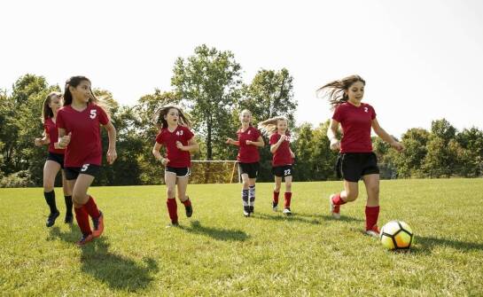 Rozwój pasji sportowych na obozach – oferta dla młodzieży