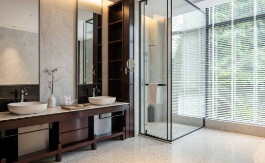 Szyby do prysznica na wymiar – połączenie estetyki i funkcjonalności w łazience