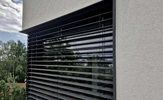Żaluzje fasadowe jako nowoczesne rozwiązanie dla domów z dużymi przeszkleniami