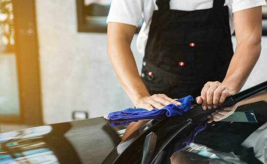 Dlaczego odpowiednia konserwacja przednich szyb jest istotna dla ich trwałości?