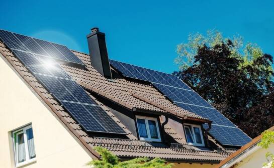 Jak dofinansowanie paneli fotowoltaicznych wspiera rozwój zielonej energii?