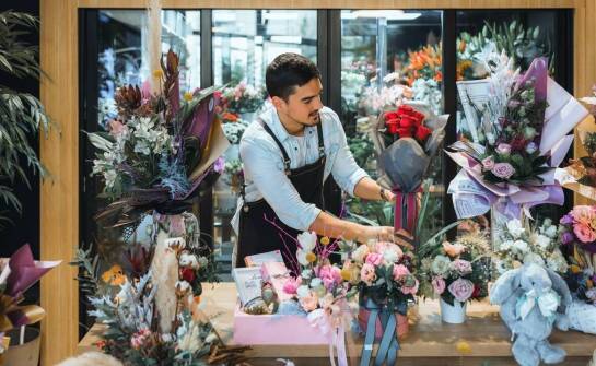 Kwiaty na jubileusz: co oferuje nasza kwiaciarnia z dostawą we Wrocławiu?