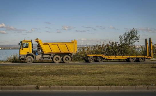 Jakie czynniki wpływają na wybór przyczepy niskopodwoziowej tandem?