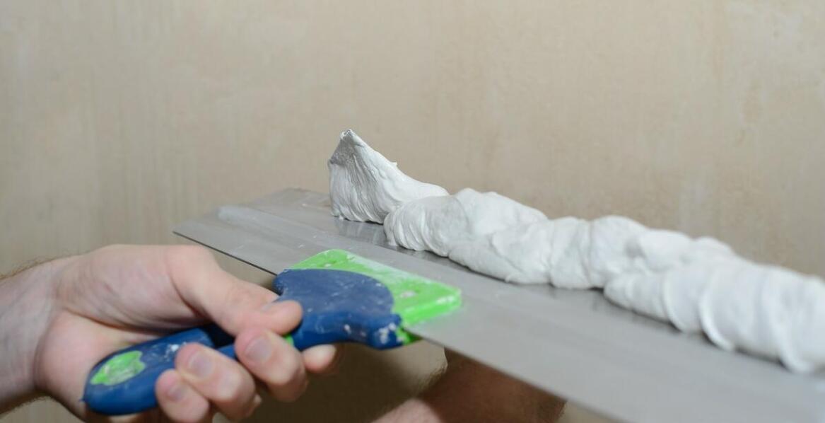 Mrozoodporne zaprawy klejące – dlaczego są ważne przy montażu parapetów?