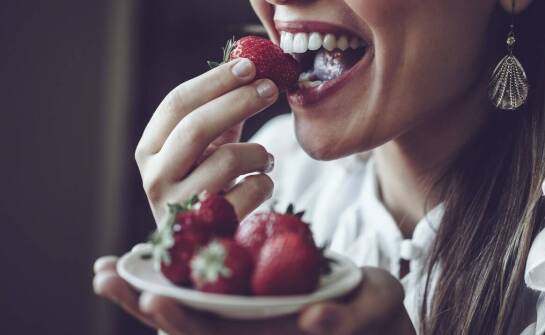 Sezonowe jedzenie truskawek – korzyści dla zdrowia i samopoczucia