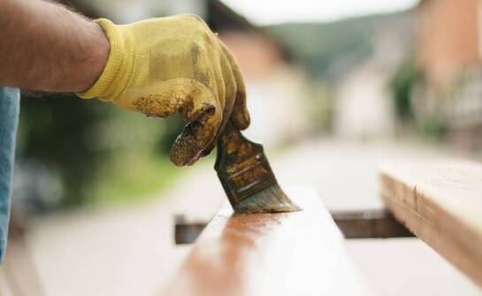 Malowanie drewnianych elementów – kluczowe aspekty dla trwałości efektu