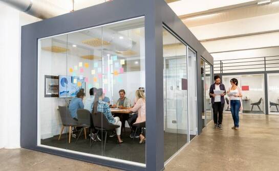 Wpływ tablic informacyjnych na komunikację wizualną w przestrzeni publicznej