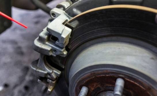 Wpływ materiałów na trwałość zacisków w przemyśle motoryzacyjnym