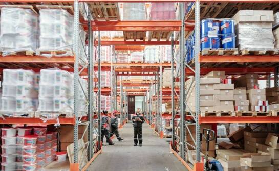 Jakie są wyzwania związane z adaptacją nowych profili do istniejących systemów regałowych?