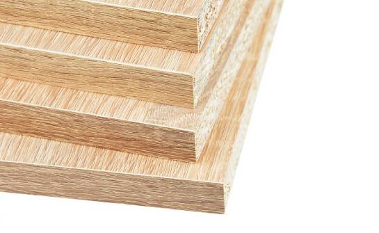 Zastosowanie sklejek antypoślizgowych w budowie lawet i ich znaczenie