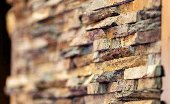 Kamień z Indii w budownictwie mieszkaniowym – dlaczego warto go wybrać?