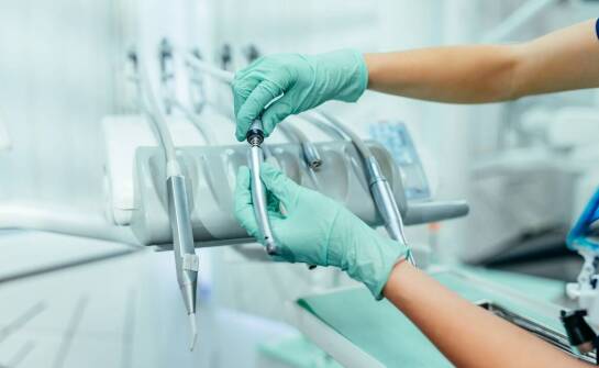 Dlaczego warto skonsultować się z endodontą w przypadku bólu zęba?