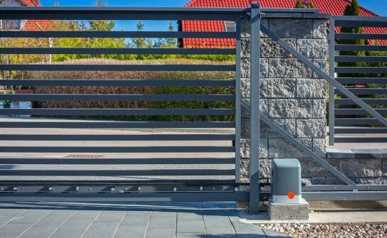 Jakie są zalety montażu używanych bram wjazdowych przez specjalistów?