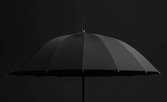 Parasole ogrodowe z logo firmy – jakie materiały najlepiej się sprawdzają?