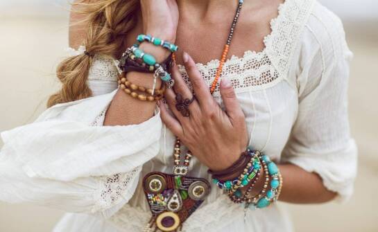 Wyjątkowość i różnorodność naszyjników boho z chwostem