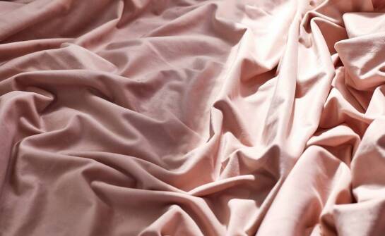 Pościel satyna jedwabna 160x200 – jak minimalizuje rozwój grzybów i pleśni?