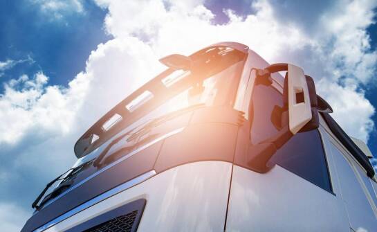 Jakie korzyści niesie współpraca z Pilkington Automotive dla właścicieli pojazdów?