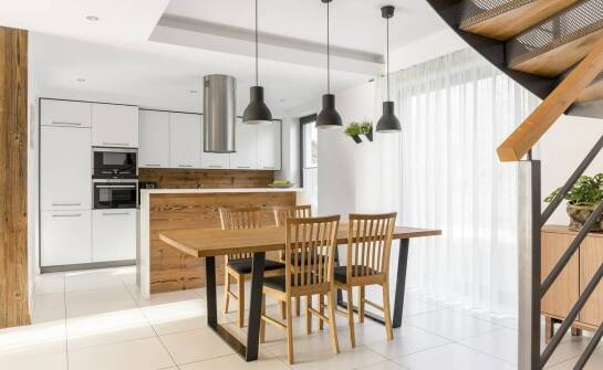 Metal, drewno czy szkło? Wybór materiałów na stół i krzesła